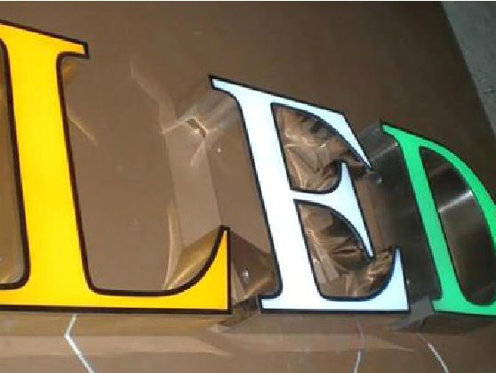 峨山介绍LED招牌的基础知识。